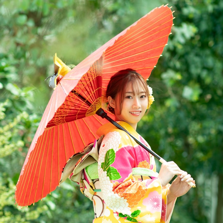 成人式の振り袖を着た女性