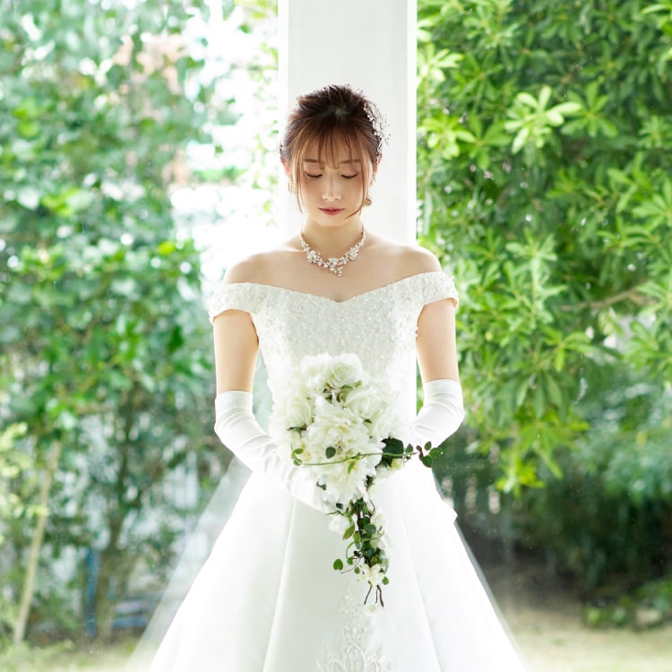 ブライダル衣装を着た女性